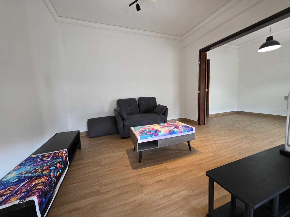 Apartamento T1 Remodelado e Mobilado com Terraço Junto Av. de Roma