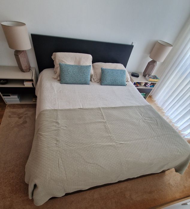 Cama de casal com 4 gavetas de arrumação