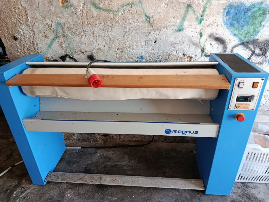 Máquina industrial passar roupa