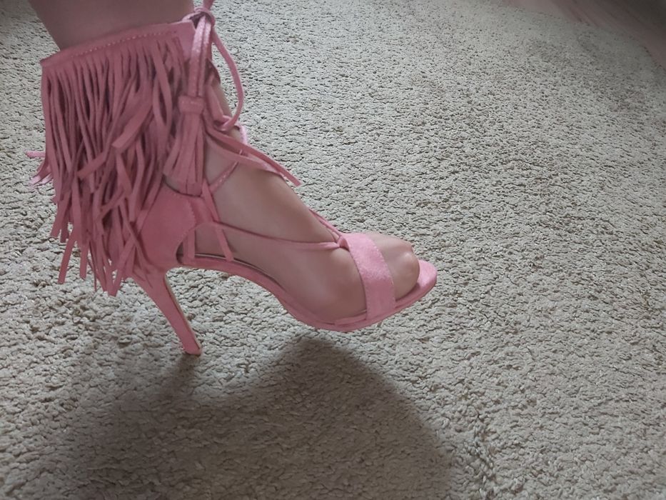 Sandały wiązane za kostkę