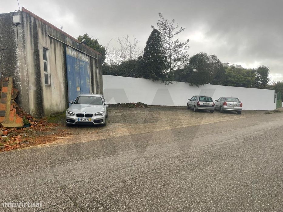 Espaço comercial com alvará e ruina de apoio constituída por 3 divisõe