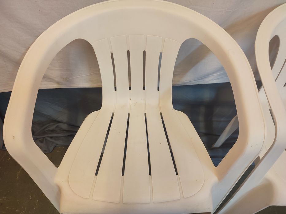 3 cadeiras plástico