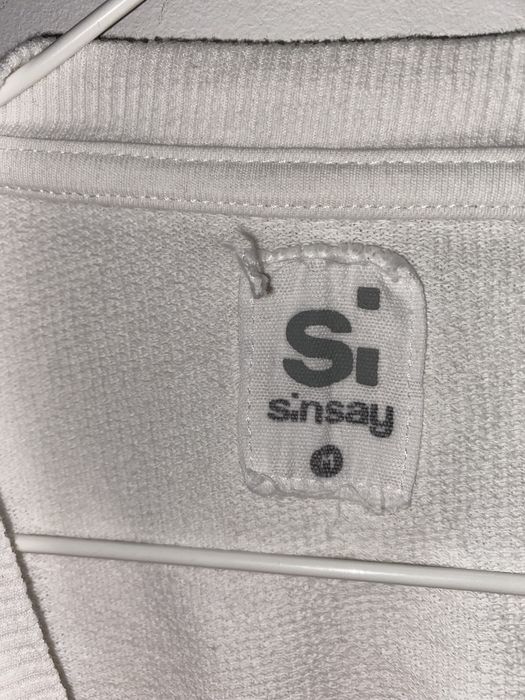 Biała krótsza bluza z napisami sinsay