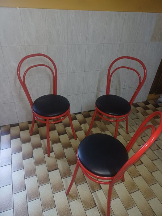 Cadeiras de café novas