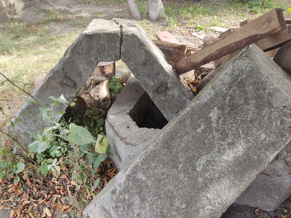 Блоки  строительные г- образные