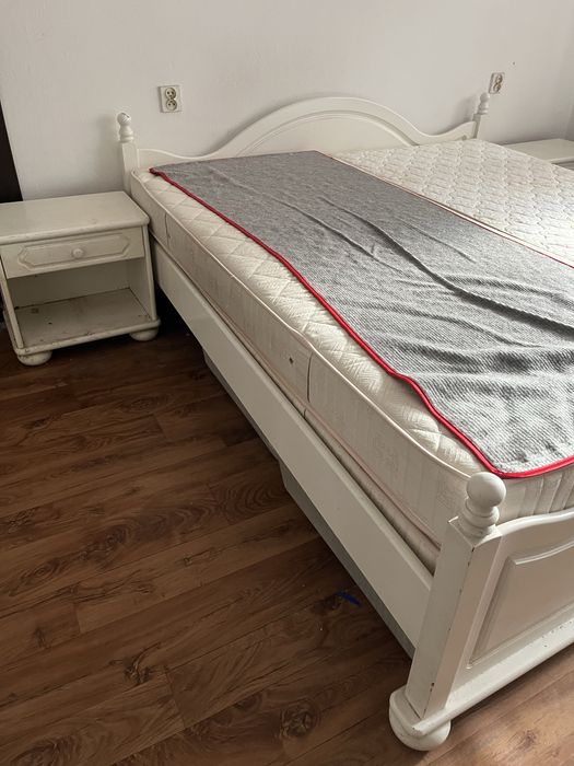 Łóżko drewniane i szafki nocne