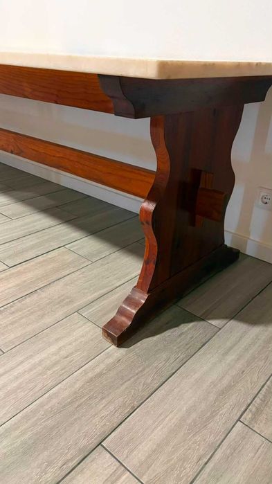 Mesa maciça com tampo em mármore