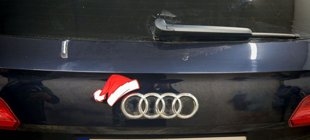 Шапочка деда мороза на лого автомобиля Новый год