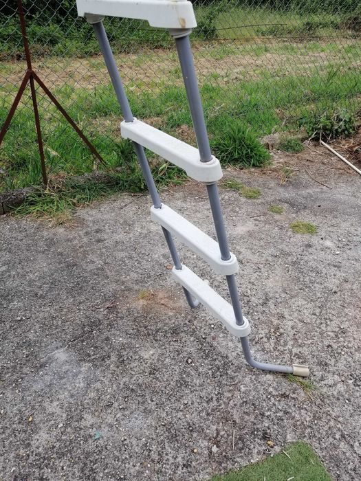 Escada para Piscina em Ótimo Estado