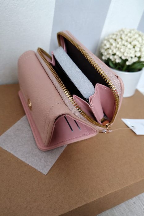 Pudrowy pojemny portfel