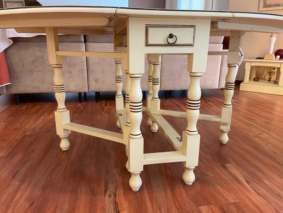 Mesa de jantar e cadeiras