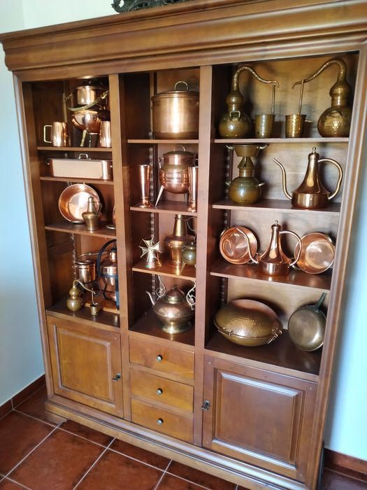 Móvel cerejeira e Peças cobre e bronze