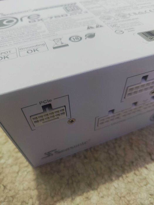 Fonte de Alimentação Seasonic Core GX-750W ATX 3.1/PCIe 5.1 80 Plus Gold Full Modular Branca