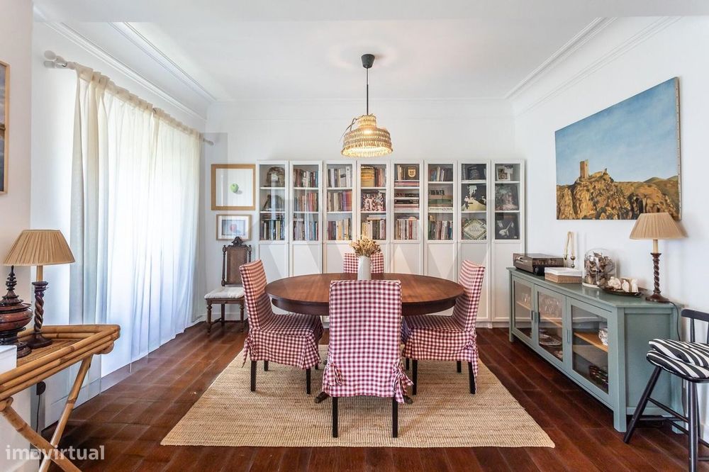 Apartamento T3 com sótão e terraço de utilização exclusiva - Av. de Ma