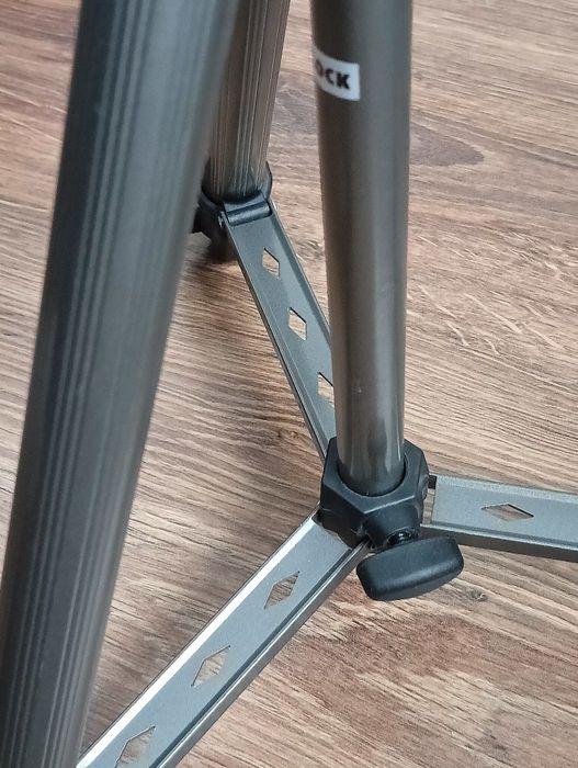 statyw fotograficzny marki Hama.