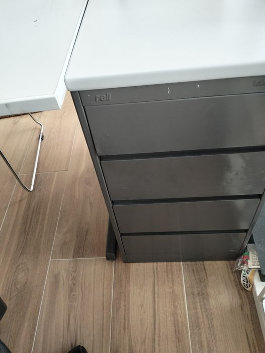 Mesa escritório, armário com gavetas, cadeira