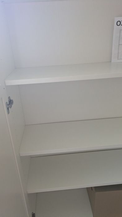 Estante IKEA branca (BILLY/OXBERG) com portas de vidro