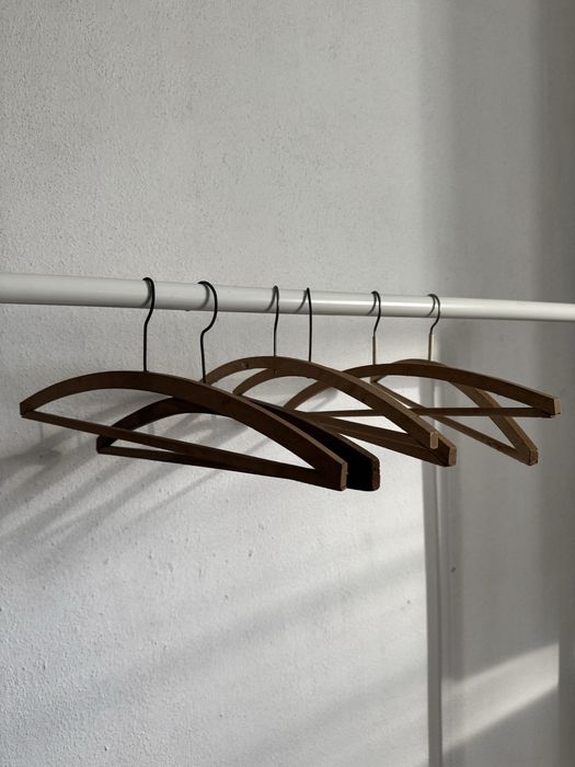 Conjunto de 6 cabides de madeira