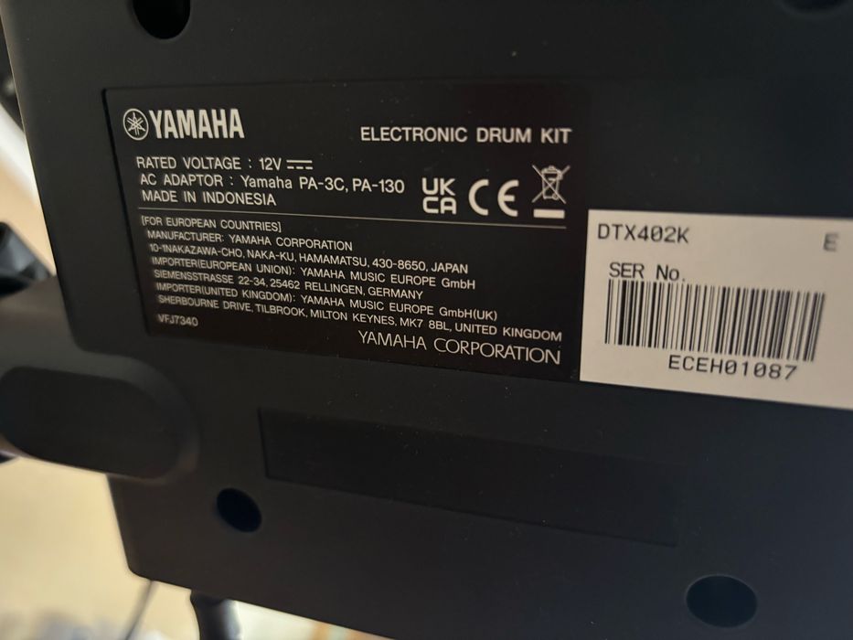 Bateria eletrónica Yamaha DTX402K com auscultadores e baquetas