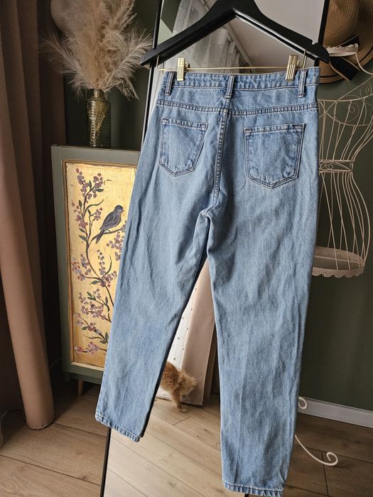 Jeansy Damskie Mom Fit Jasnoniebieskie z Haftem Kotki Rozmiar S