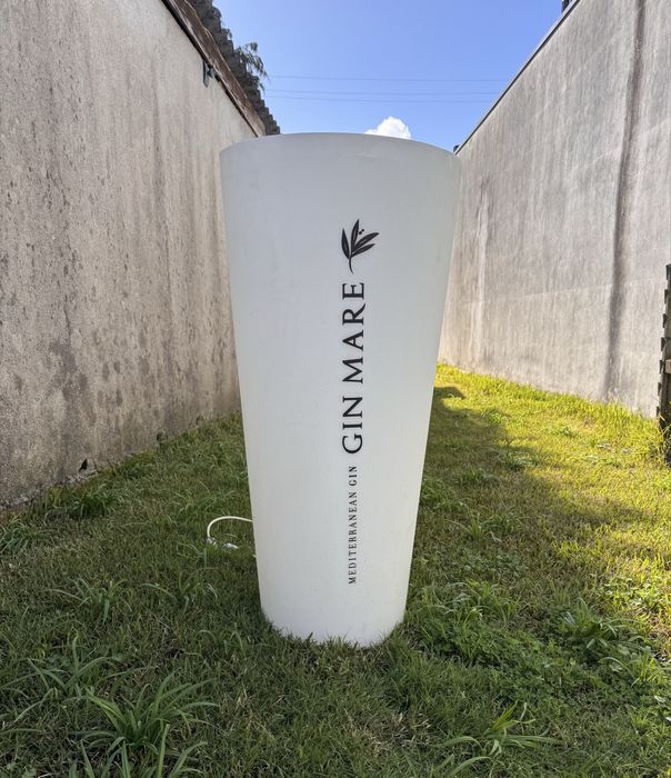 Vasos iluminados com 110 cm de altura