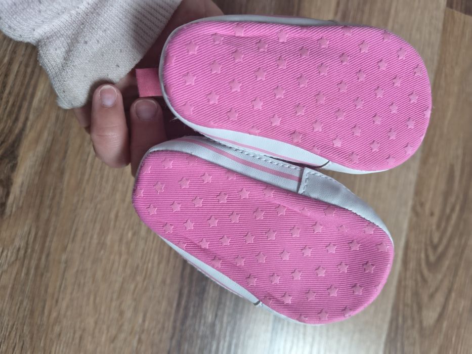 Buty, adidaski niechodki dla dziewczynki