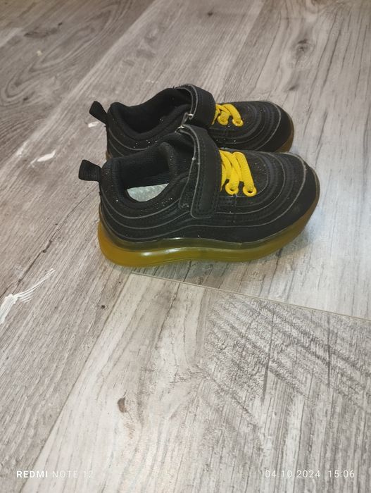 Кросівки з ледь підсвіткою