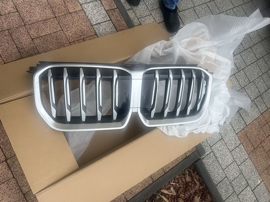 Atrapa grill srebrny do nowego modelu bmw x1 nowa