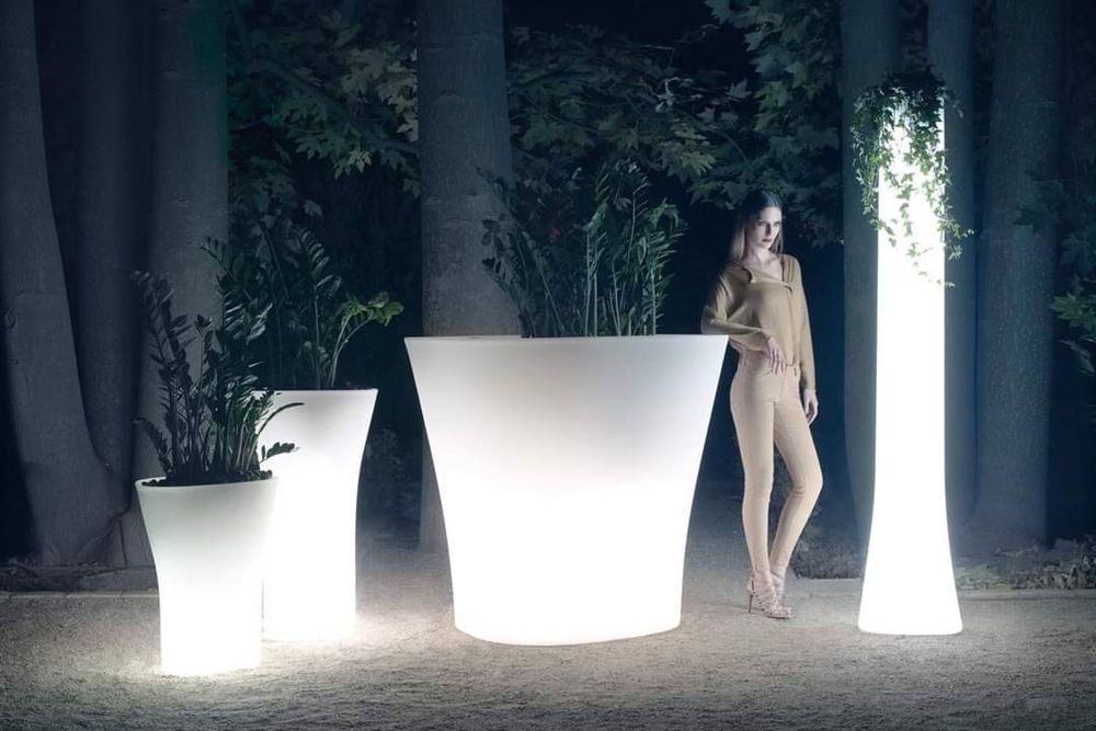 Vasos e floreiras com iluminação