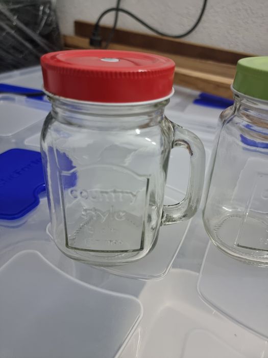 2 copos de vidro com tampa