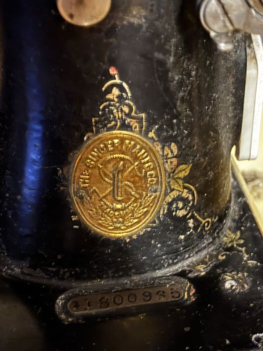 Zabytkowa maszyna do szycia SINGER – klasyk, silnik TUR 2