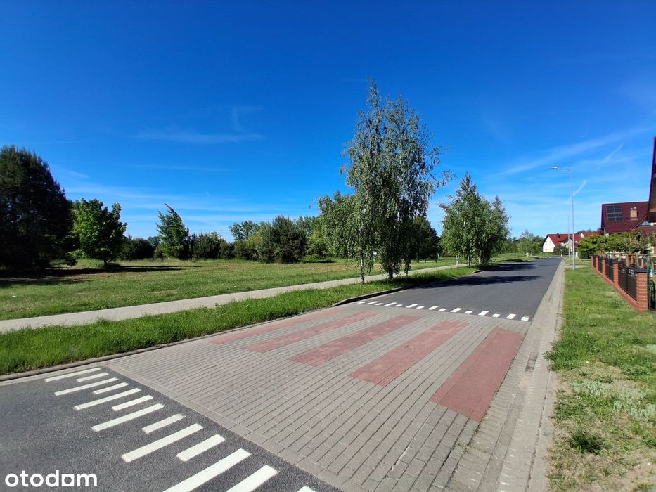 Dom w otoczeniu zieleni z dobrą komunikacją (droga asfaltowa) - MIASTO
