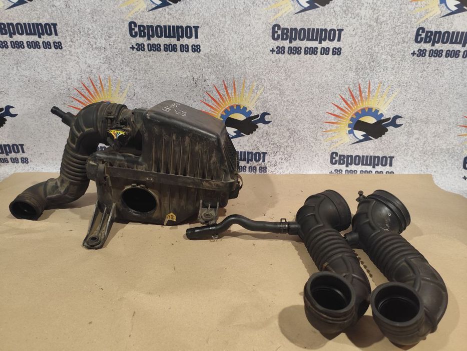 Патрубок інтеркулера, корпус повітряного фільтра Kia Sorrento 02-09p.