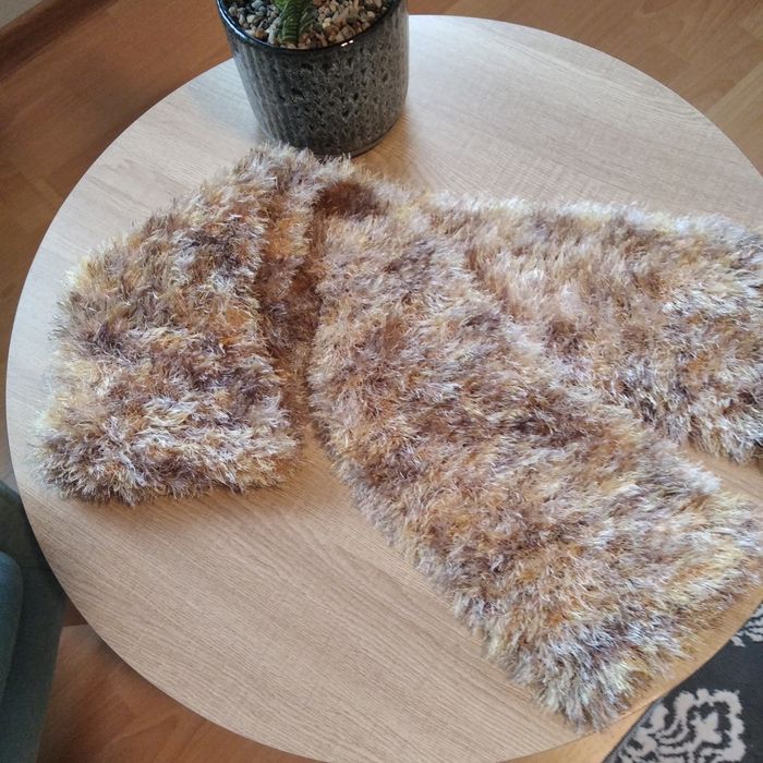 Damski szalik w odcieniach brązu.