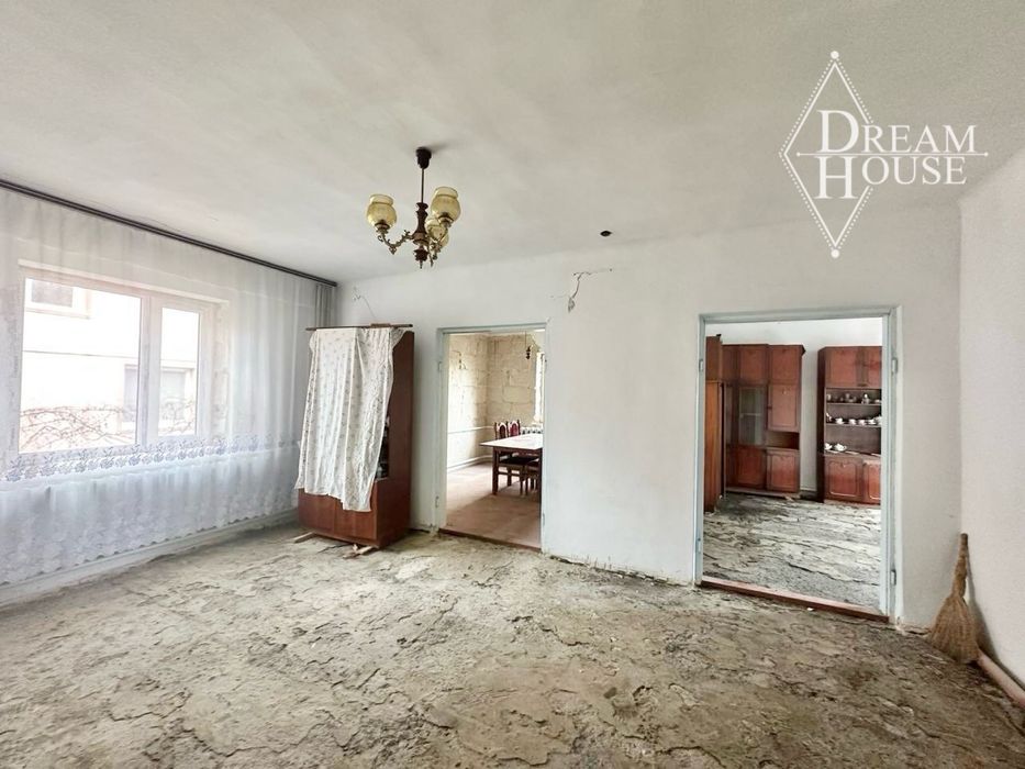 Продаж будинку з білої цегли