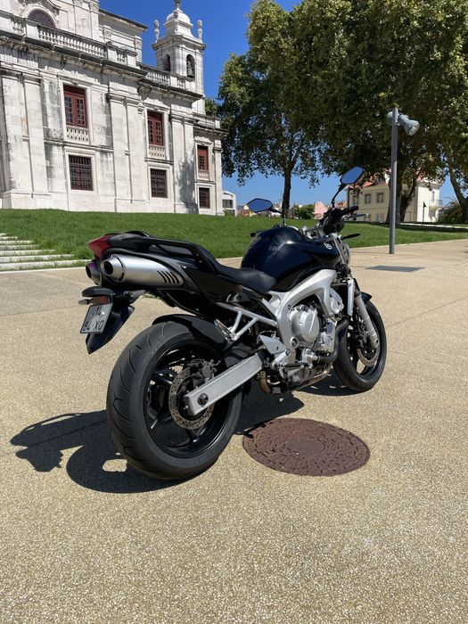 Yamaha FZ6 + Top case GIVI Blade