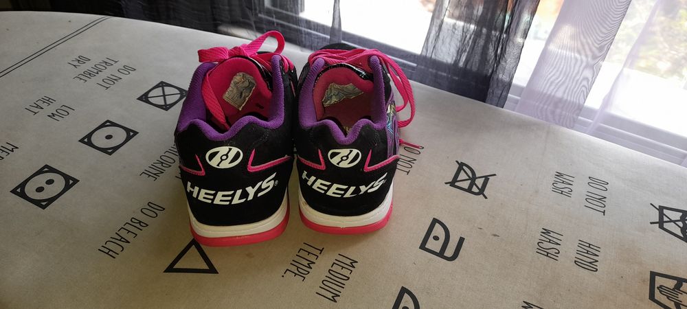 Ténis Heelys  pretos tam 36.5 em 2 mão  sem rodas