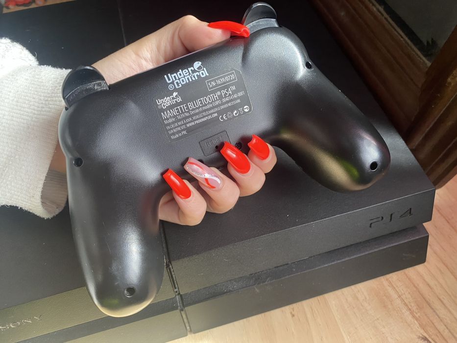 PS4 Controller in Good Condition64585482198785121