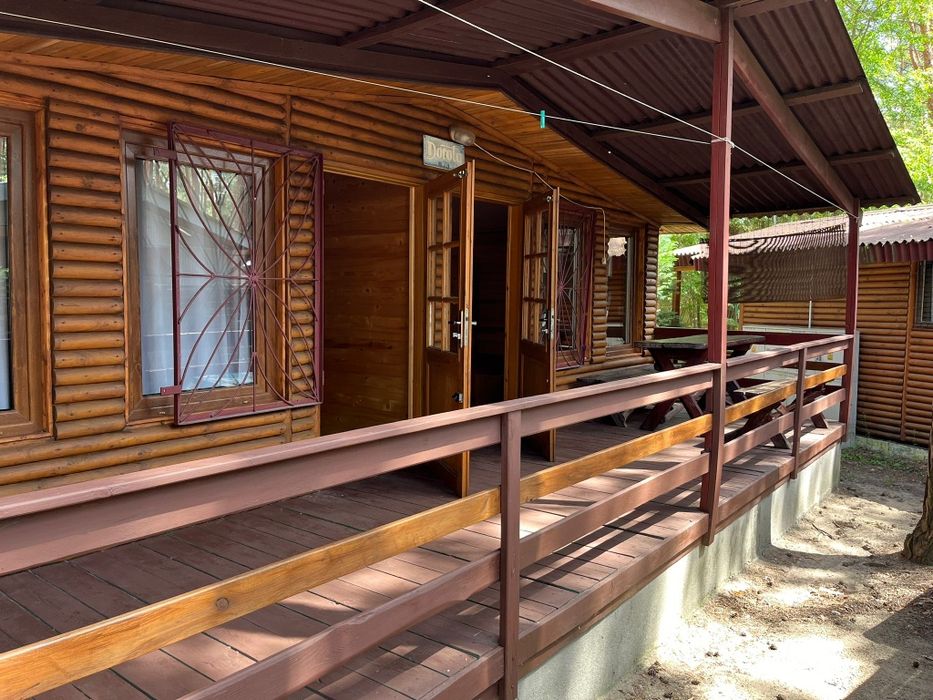 Duży drewniany domek letniskowy