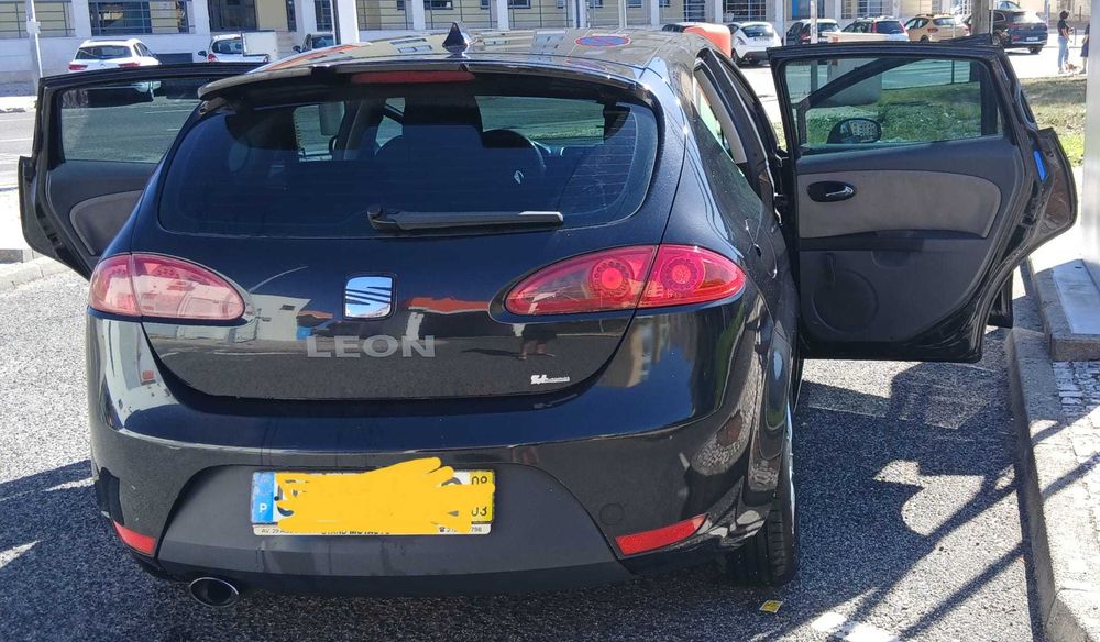 Carro Seat Leon 2008 5 portas preto a diesel 1.9 TDI foto 3