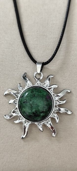 Colar com sol e pedra no centro