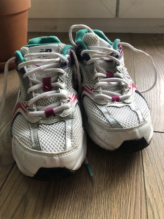 Adidasy marki New Balance.