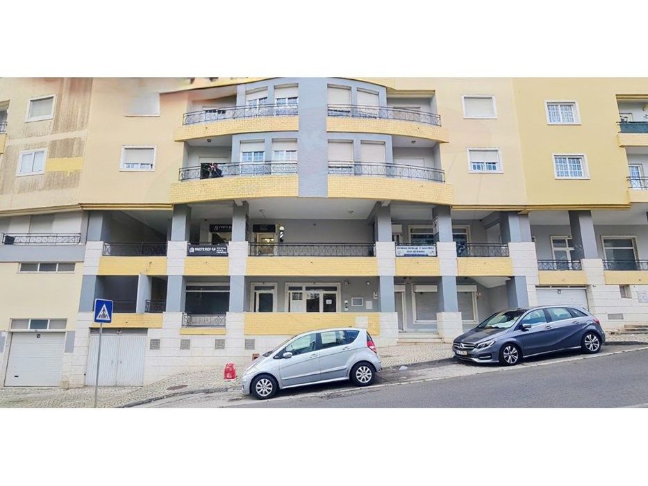 Loja com 150 m², Prédio de 2006, Amadora