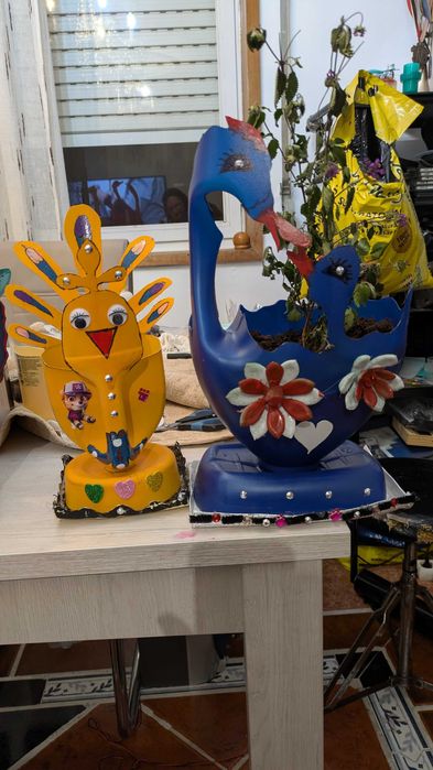 se porte decorados para vasos  ou mesmo para plantar flores