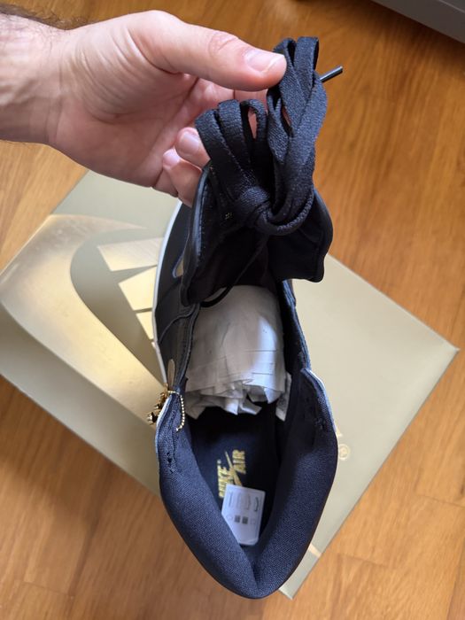 Air Jordan 1 High OG Ouro Metalico.