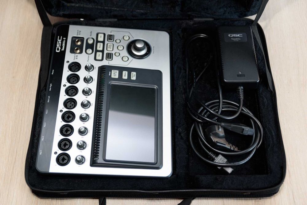 Цифровий мікшерний пульт QSC TouchMix-8