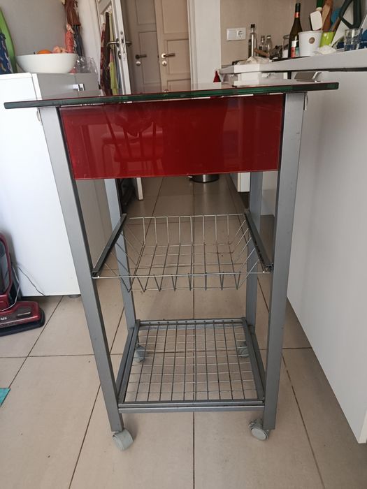 Carrinho vermelho de cozinha.