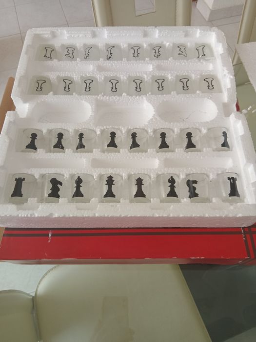 Vendo tabubeiro de xadrez em vídro com 32 peças  de copos de shot