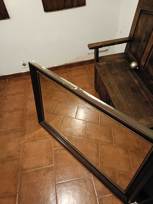 Espelho e banco com baú