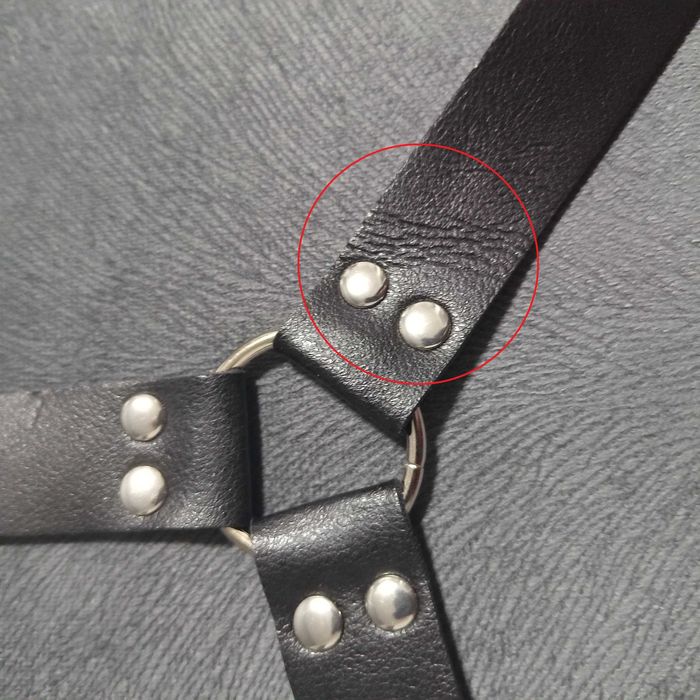 Harness na udo z ćwiekami